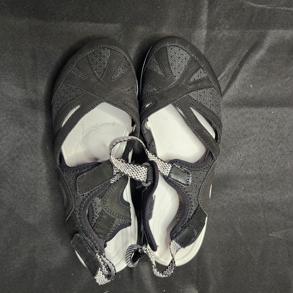 Easy Spirit Explore 24 Black and Gray Sandals With Easy Velcro Straps.